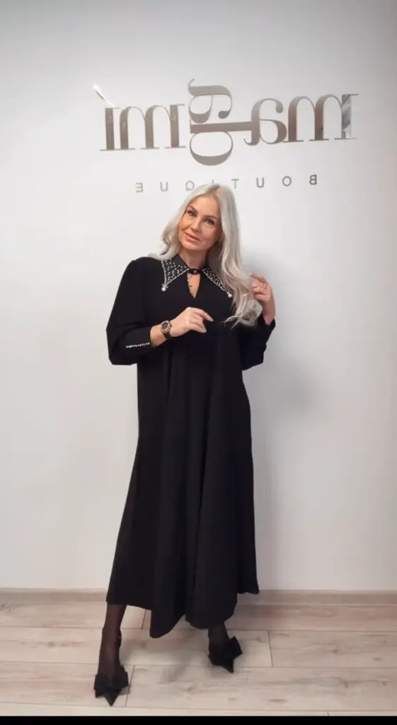 Elegantiška juoda suknelė su dekoruota apykakle