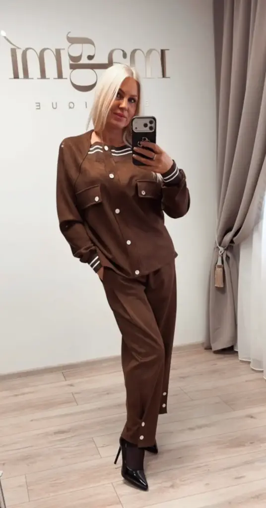 Rudas kostiumas, lyg versta oda, stilingas 