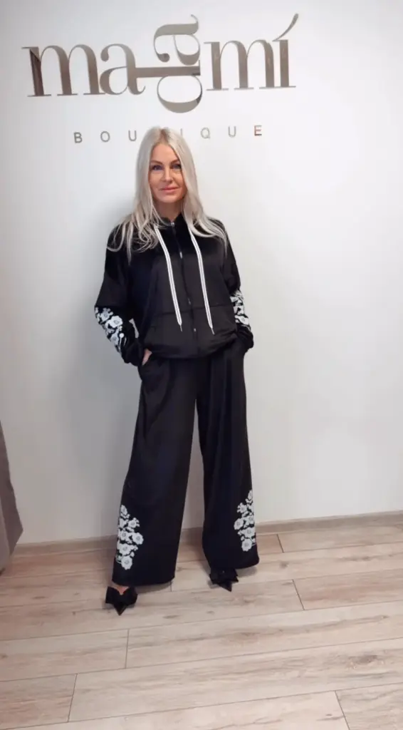 Aksominis kostiumas iš tampraus audinio