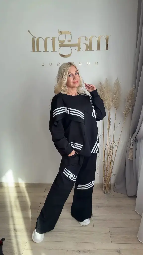 Laisvalaikio kostiumas su juostomis