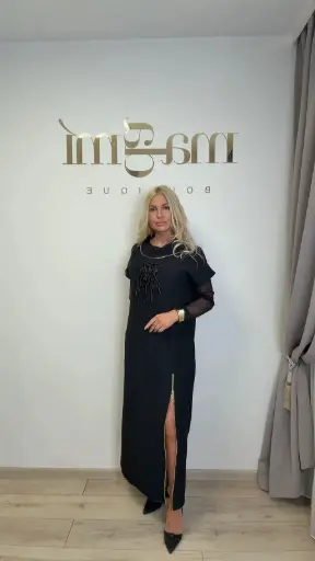 Juoda suknelė su aukso detalėmis