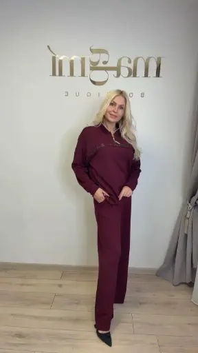 Vyno spalvos kostiumas