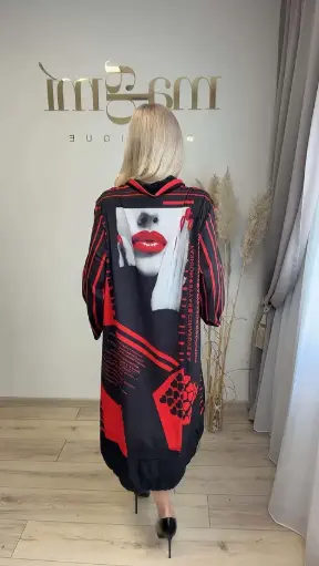 SUKNELĖ SU MERGINA